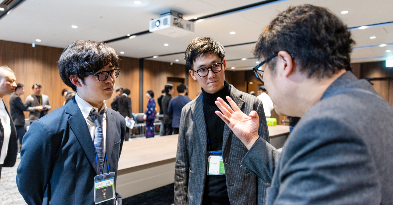 髙橋氏（左）はレオスの藤野氏（右）から多くを学び、シリアルアントレプレナーを目指している